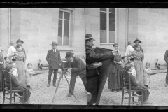 Author unknown (criminal investigation police photographer), outdoor criminal investigation photograph of a family of Nomads taken by the Dijon Regional Mobile Police Brigade, circa 1908-1910, glass negative, stereoscopy, 6 x 10 cm Musée Nicéphore Niépce, City of Chalon sur Saône